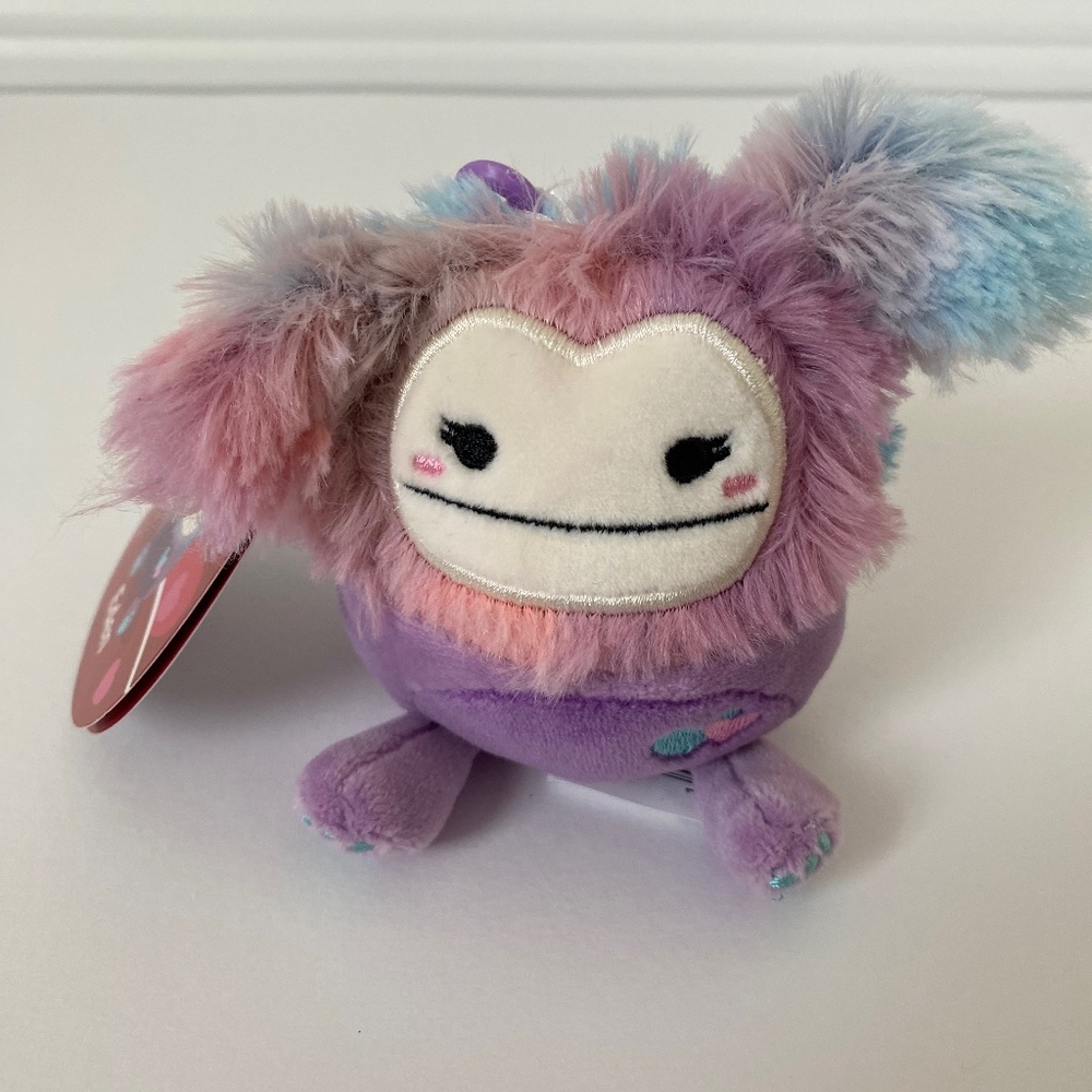 Squishmallows 3.5” Eden The Bigfoot Yeti Valentines Clip